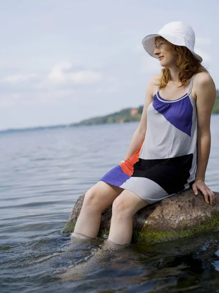 Mujer Sentada Roca Agua — Foto de Stock