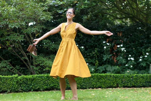 Femme Souriante Jouant Dans Cour Arrière — Photo