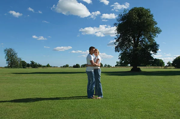 Casal Abraçando Campo — Fotografia de Stock