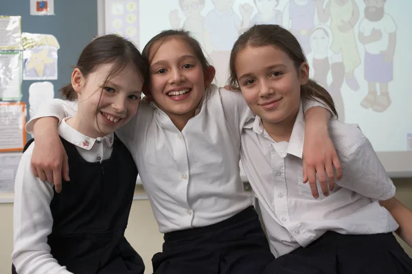 Dívky Usmívají Kameru Třídě — Stock fotografie