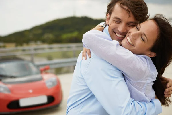 Pareja Abrazándose Delante Coche Eléctrico — Foto de Stock