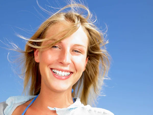 Kobieta Uśmiechnięta Błękitne Niebo Nad Nami — Zdjęcie stockowe