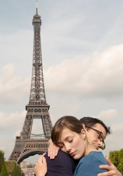 Парные объятия у Эйфелевой башни в Париже — стоковое фото