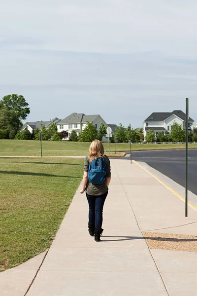 Estudiante Secundaria Caminando Por Pavimento — Foto de Stock