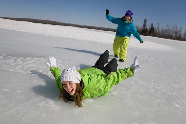 Dos Mujeres Deslizándose Lago Congelado —  Fotos de Stock