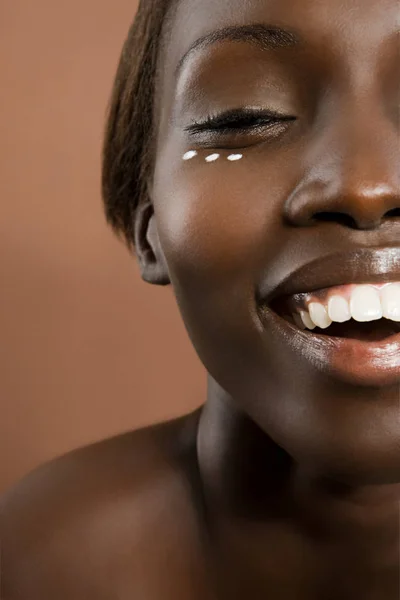 Portrait Woman Moisturiser Her Face — Stock Photo, Image