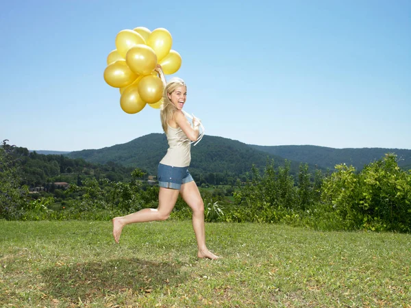 Menina Correndo Com Balões — Fotografia de Stock