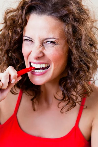 Woman Biting Chili Närbild — Stockfoto