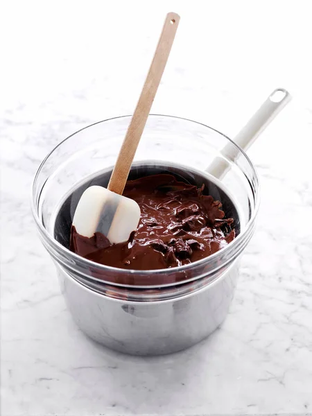 鍋にチョコレートを溶かすボウル — ストック写真