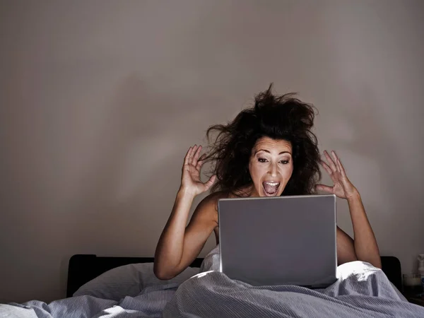 Vrouw Bed Met Behulp Van Computer — Stockfoto