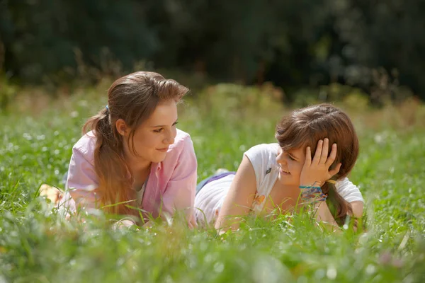 Meninas Divertindo Juntos Parque — Fotografia de Stock