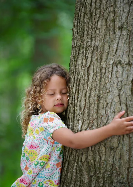 Mladá Dívka Objímající Strom Oči Zavřené — Stock fotografie