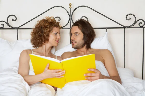 Young Couple Bed Holding Yellow Book — Stock Photo, Image