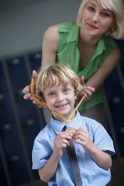 Menino Escola Sendo Condecorado Com Medalha — Fotografia de Stock