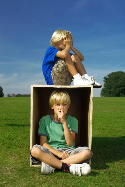 Twee Jongens Spelen Met Doos — Stockfoto