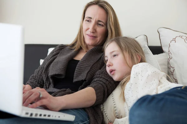 Madre Hija Usando Laptop —  Fotos de Stock
