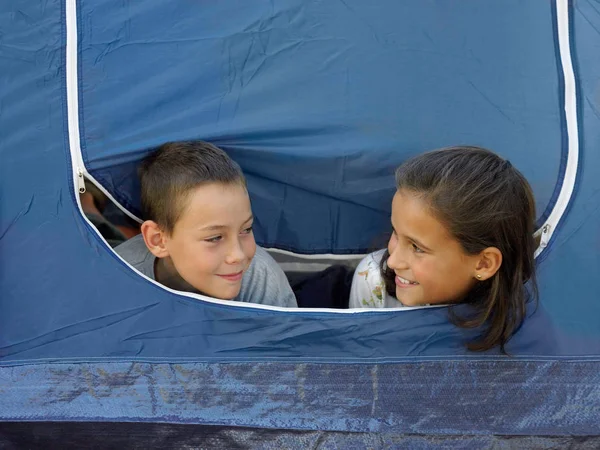 Crianças Felizes Uma Tenda — Fotografia de Stock