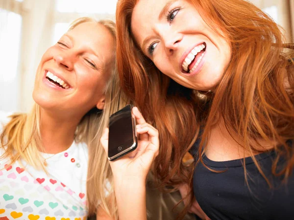 Молодые Женщины Телефону — стоковое фото