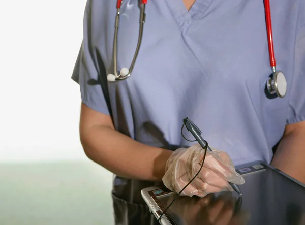 Female Doctor Using Tablet — Stock Photo, Image