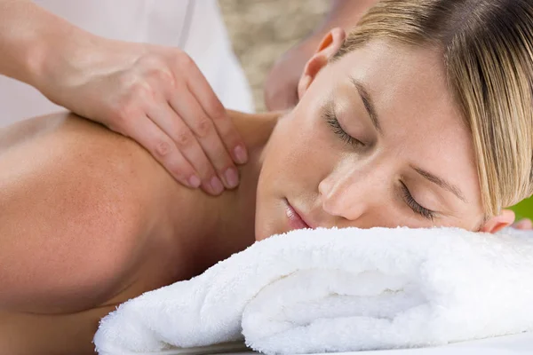 Jovem Mulher Recebendo Massagem — Fotografia de Stock