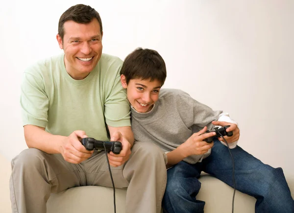父と息子ビデオゲームをプレイ — ストック写真