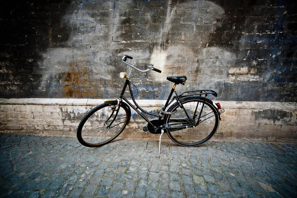 Auf Kopfsteinpflaster Abgestelltes Oldtimer Fahrrad — Stockfoto