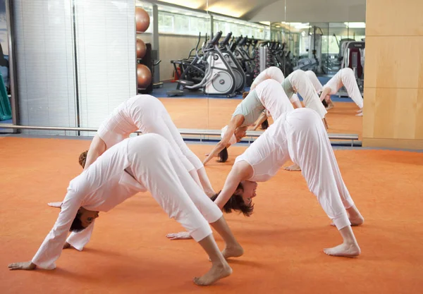 Sınıfta Birlikte Yoga Yapan Insanlar — Stok fotoğraf