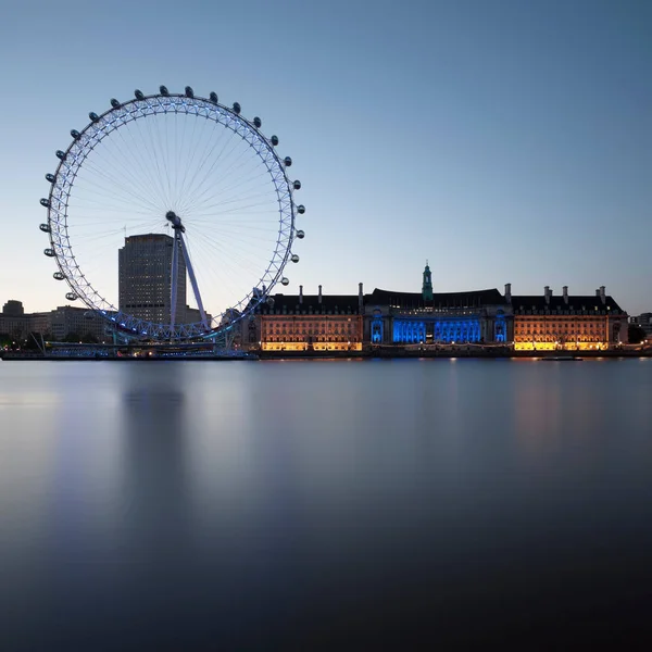 Londra Gözü Durgun Nehir Kıyısında Bina — Stok fotoğraf