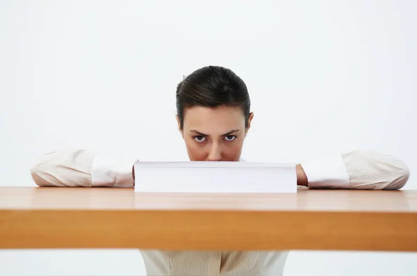 Portret Van Een Vrouw Die Papier Kijkt — Stockfoto