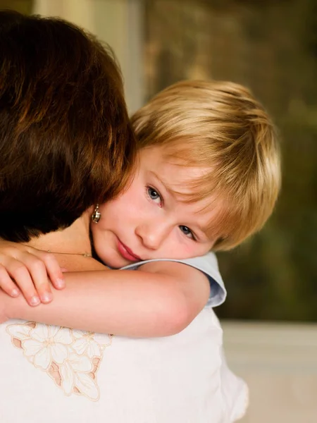 Pojke Kramar Sin Mamma — Stockfoto