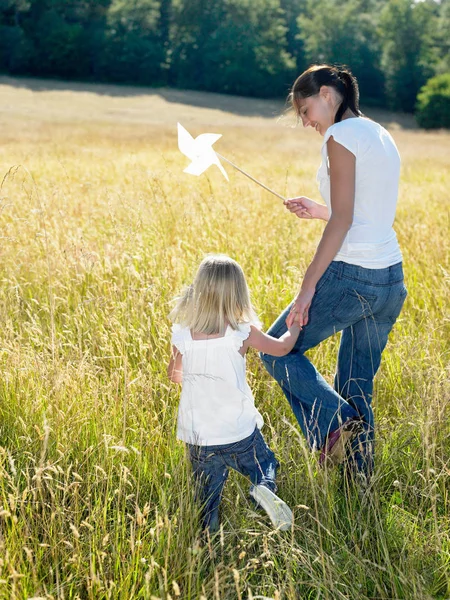 Moeder Dochter Een Veld — Stockfoto