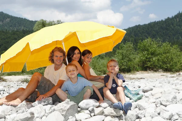 Familia Que Disfruta Del Tiempo Libre Junto Río Las Montañas —  Fotos de Stock