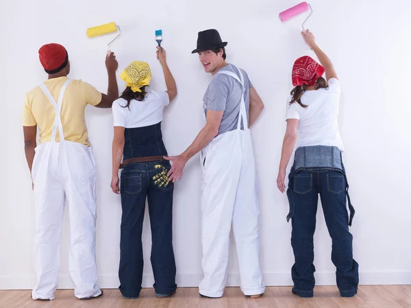 Groep Vrienden Gaan Schilderen Muur — Stockfoto