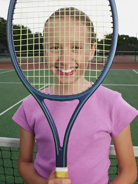 Flicka Som Håller Upp Ett Tennisracket — Stockfoto