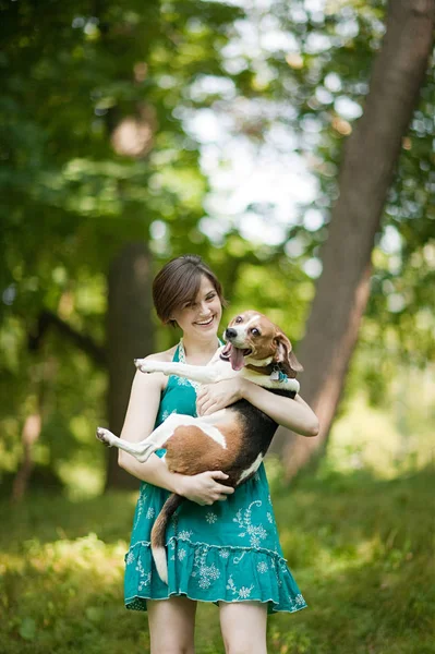 Mujer Sosteniendo Beagle Mascota — Foto de Stock