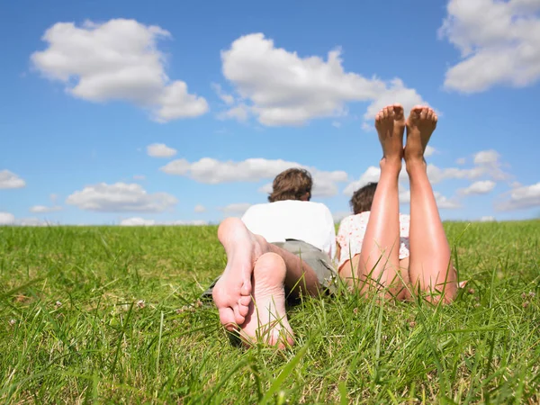 Casal Deitado Campo — Fotografia de Stock