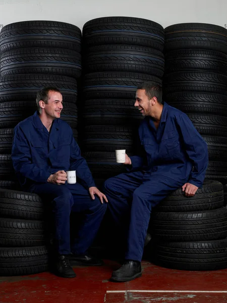 Hombres Mecánicos Sentados Garaje — Foto de Stock