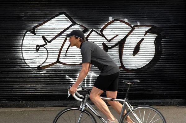 Férfi Kerékpáros Halad Graffiti Utcán — Stock Fotó