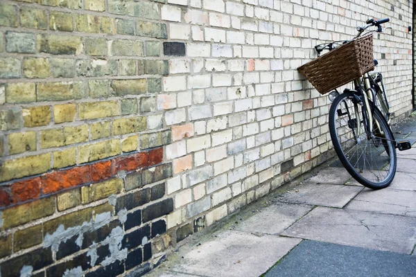 Ein Fahrrad an eine Wand gelehnt — Stockfoto