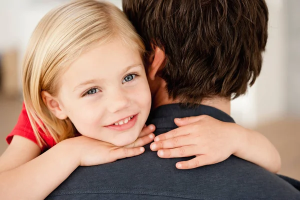 Vater Und Tochter Umarmen Sich — Stockfoto