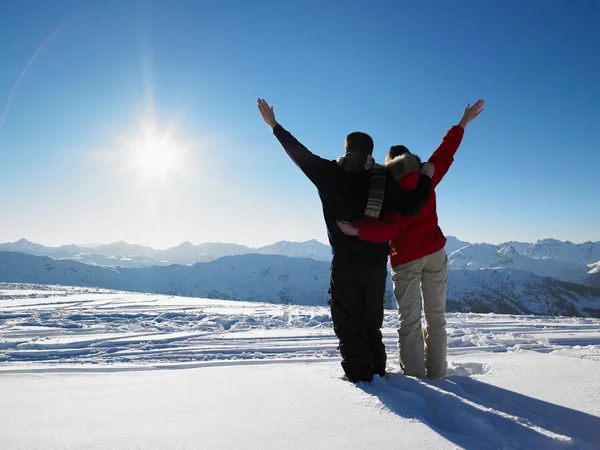 Paar Bewundert Bergblick — Stockfoto