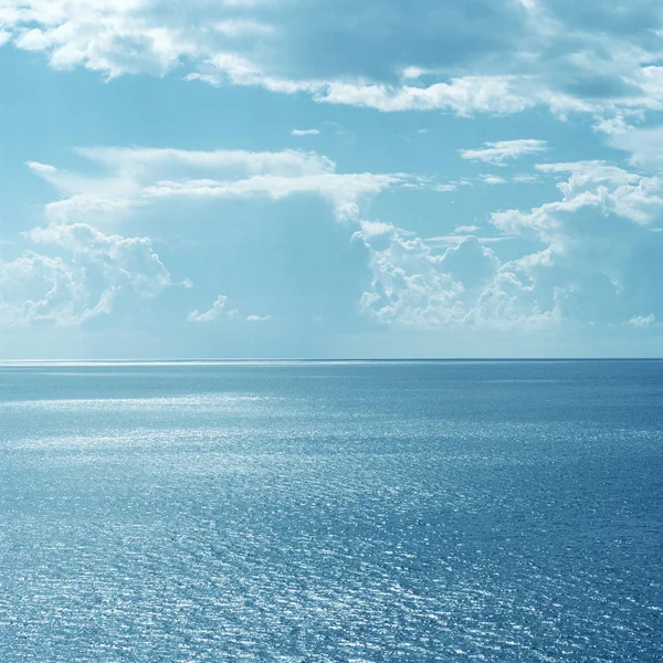 Nubes Sobre Aguas Tranquilas Del Océano —  Fotos de Stock