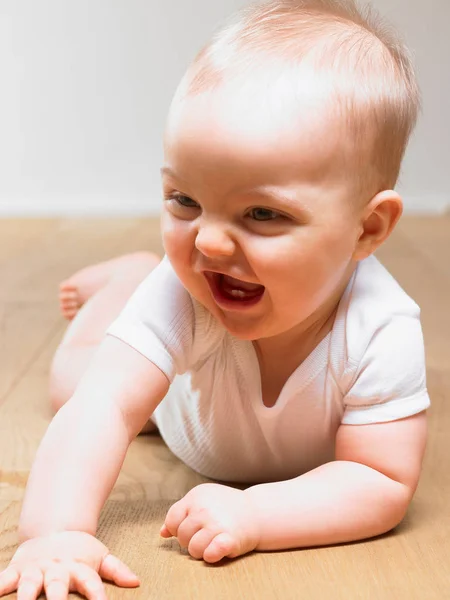 Bebê Chão Sorrindo — Fotografia de Stock