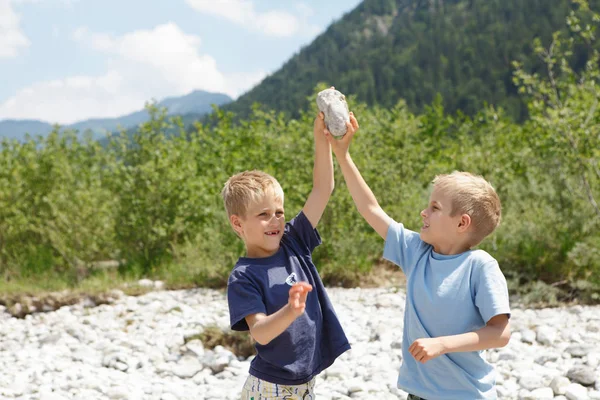 Niños Que Tienen Tiempo Libre Junto Río Las Montañas —  Fotos de Stock