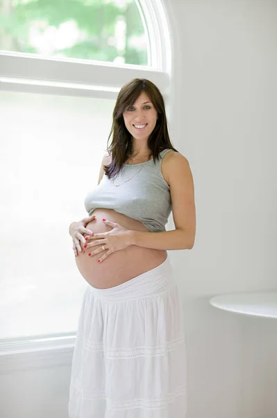 Hamile Kadın Evde Gülümsüyor — Stok fotoğraf