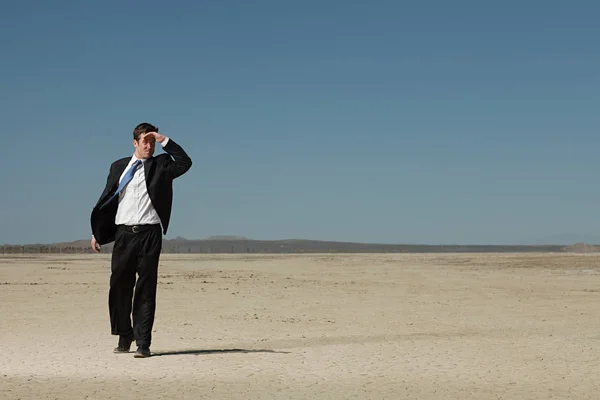 Jovem Empresário Solitário Andando Deserto — Fotografia de Stock