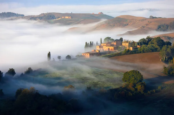 Kreta senesi met mist in de vroege ochtend — Stockfoto