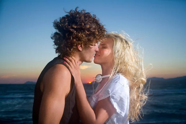 Gün batımında seksi bir öpücük. — Stok fotoğraf