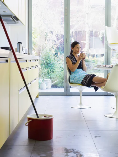 Mujer Joven Relajante Fregona Primer Plano — Foto de Stock