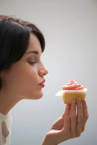 Närbild Kvinna Äta Cupcake — Stockfoto